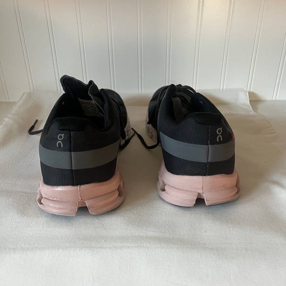 On Cloudflow running shoes - Picture 4 of 10